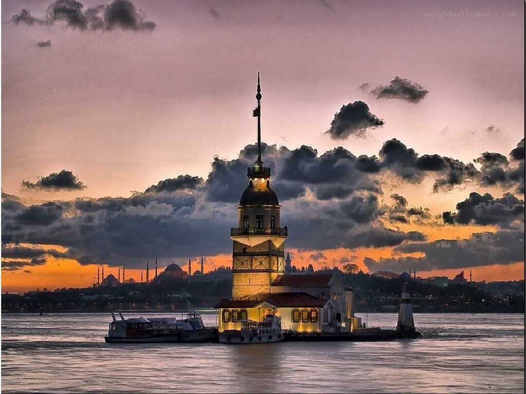 Maiden's Tower at sunset