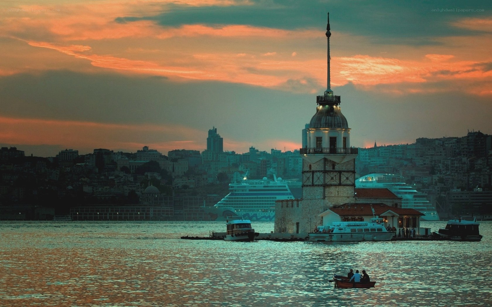 Maiden's Tower at sunset