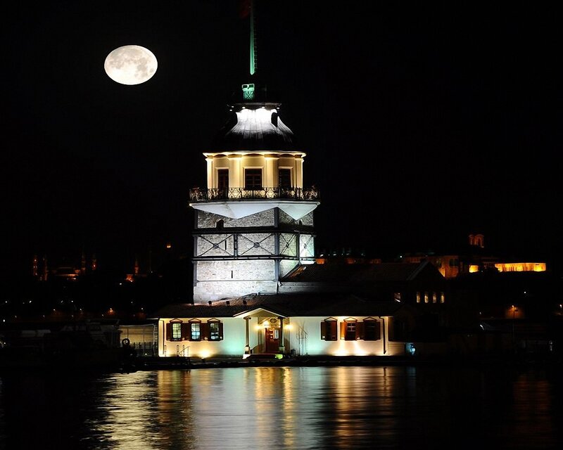 Maiden's Tower under full moon