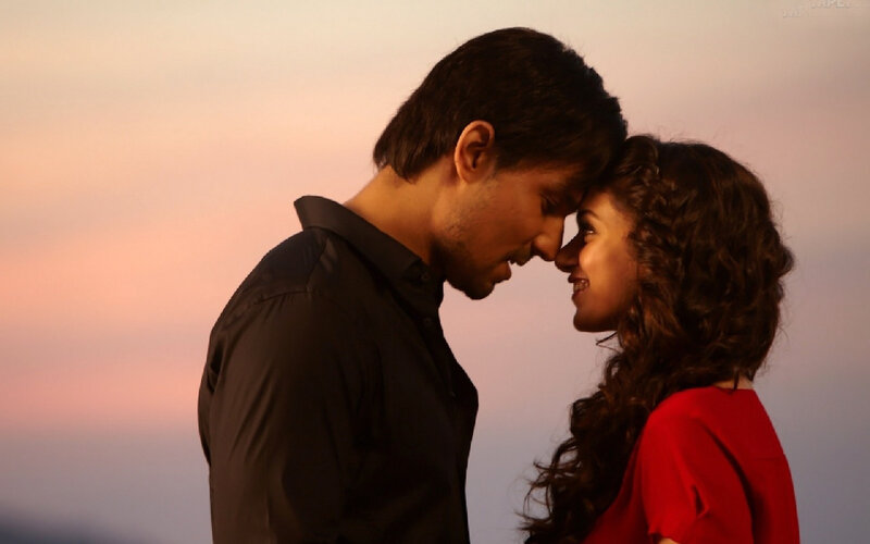 Man and Woman Facing — Red