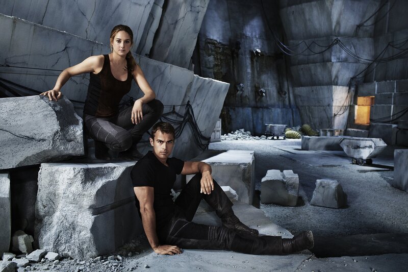 Man and Woman in Ruins — Gray