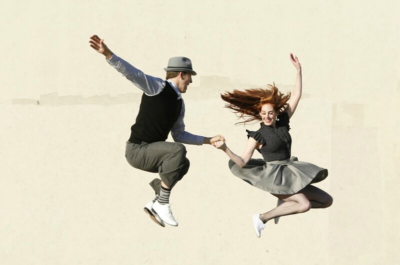 Man and Woman Jumping — Gray