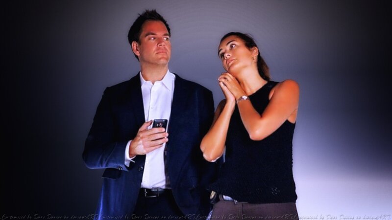 Man and Woman Looking Up — Black