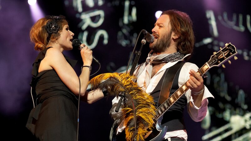 Man and Woman Singing — Black