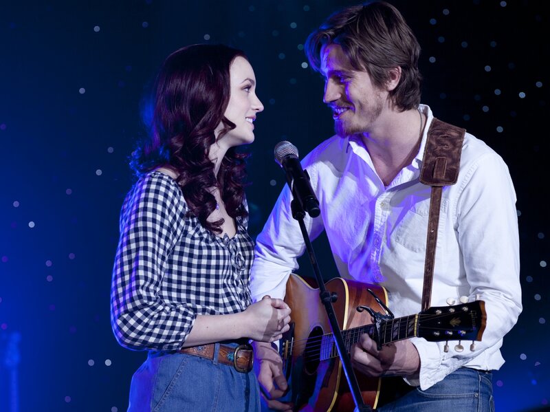 Man and Woman Singing — Blue