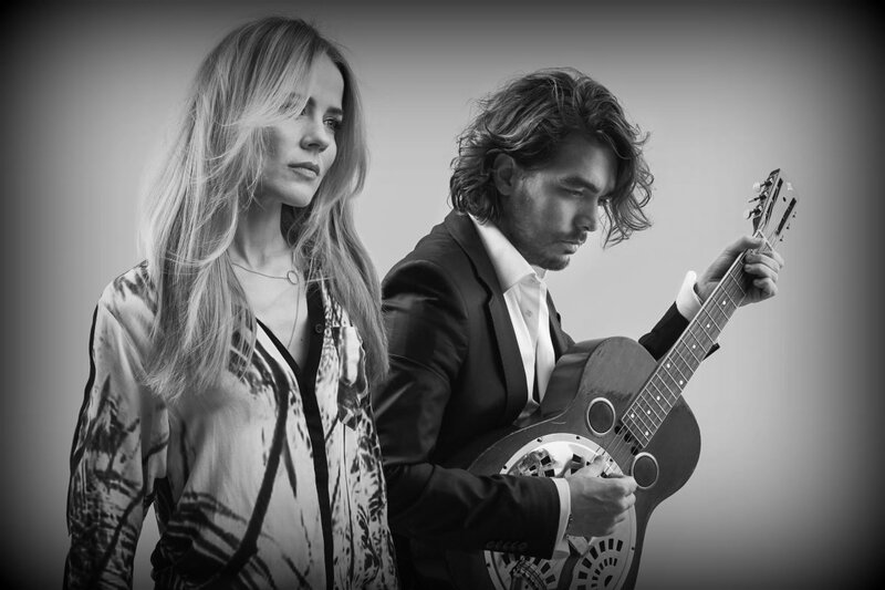 Man and Woman with Guitar — Black