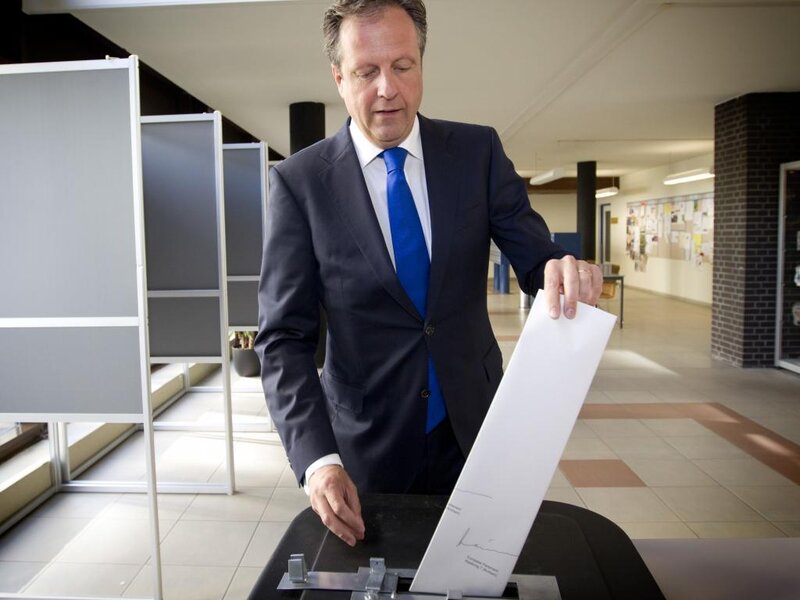 Man Casting Vote — Blue