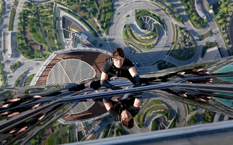 Man Climbing Skyscraper — Black