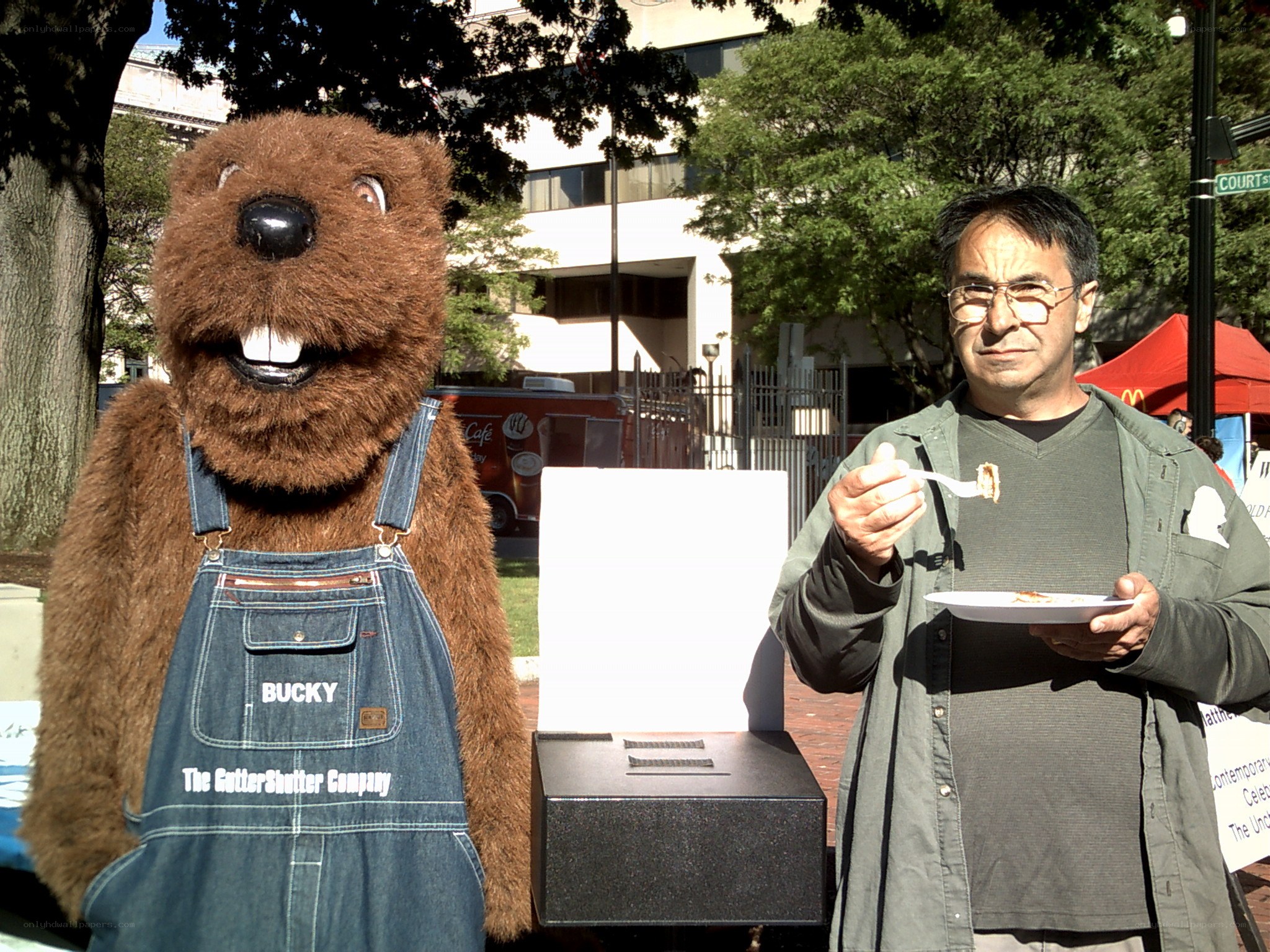 Man eating with beaver mascot
