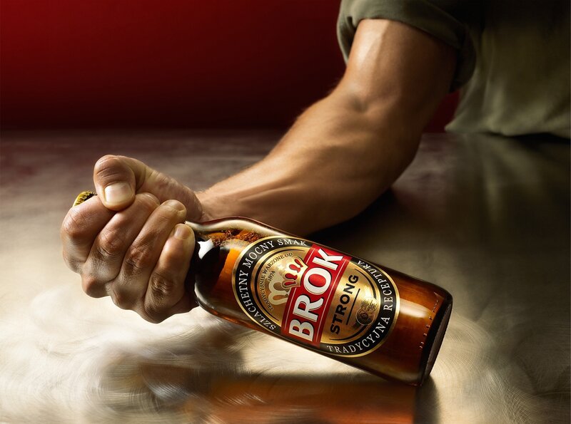 Man holding a beer bottle