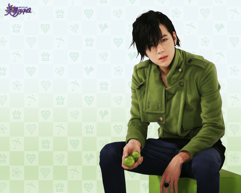 man holding green apples