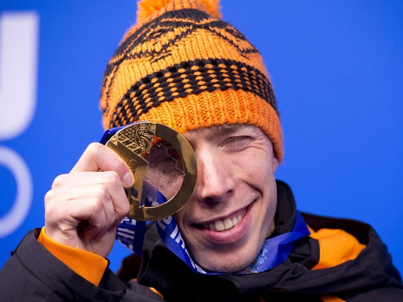 Man Holding Medal — Blue
