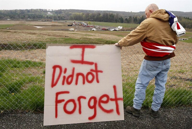 Man Holding Sign — Green