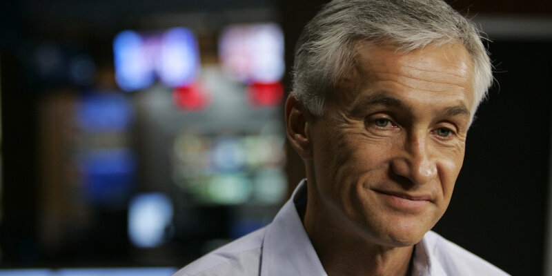 man in a newsroom