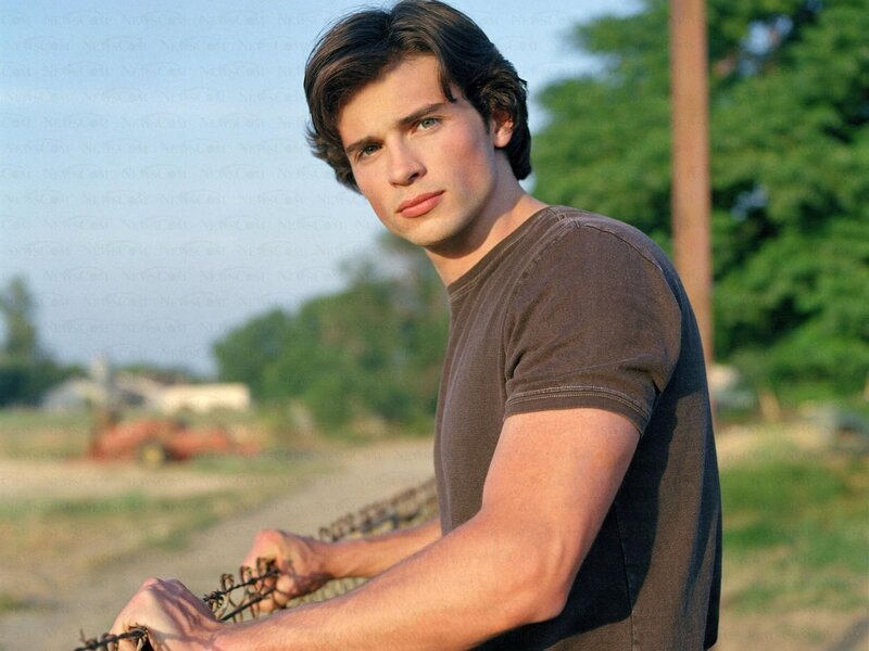 man in brown t-shirt outdoors