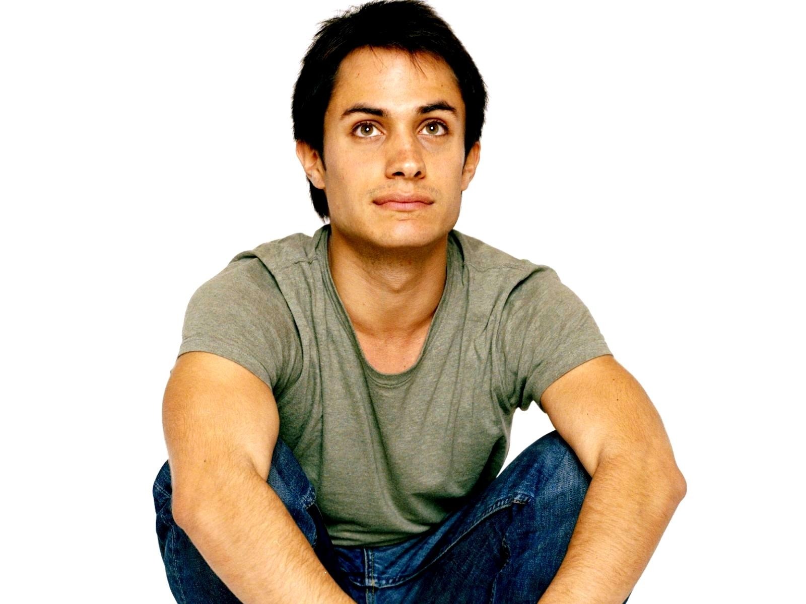 man in gray t-shirt sitting