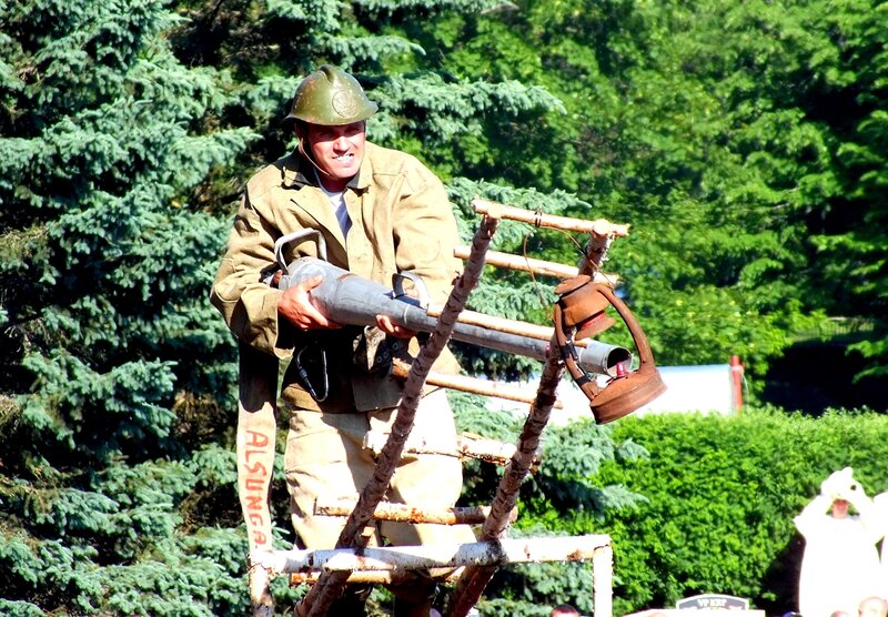 Man in Military Uniform — Green, Active
