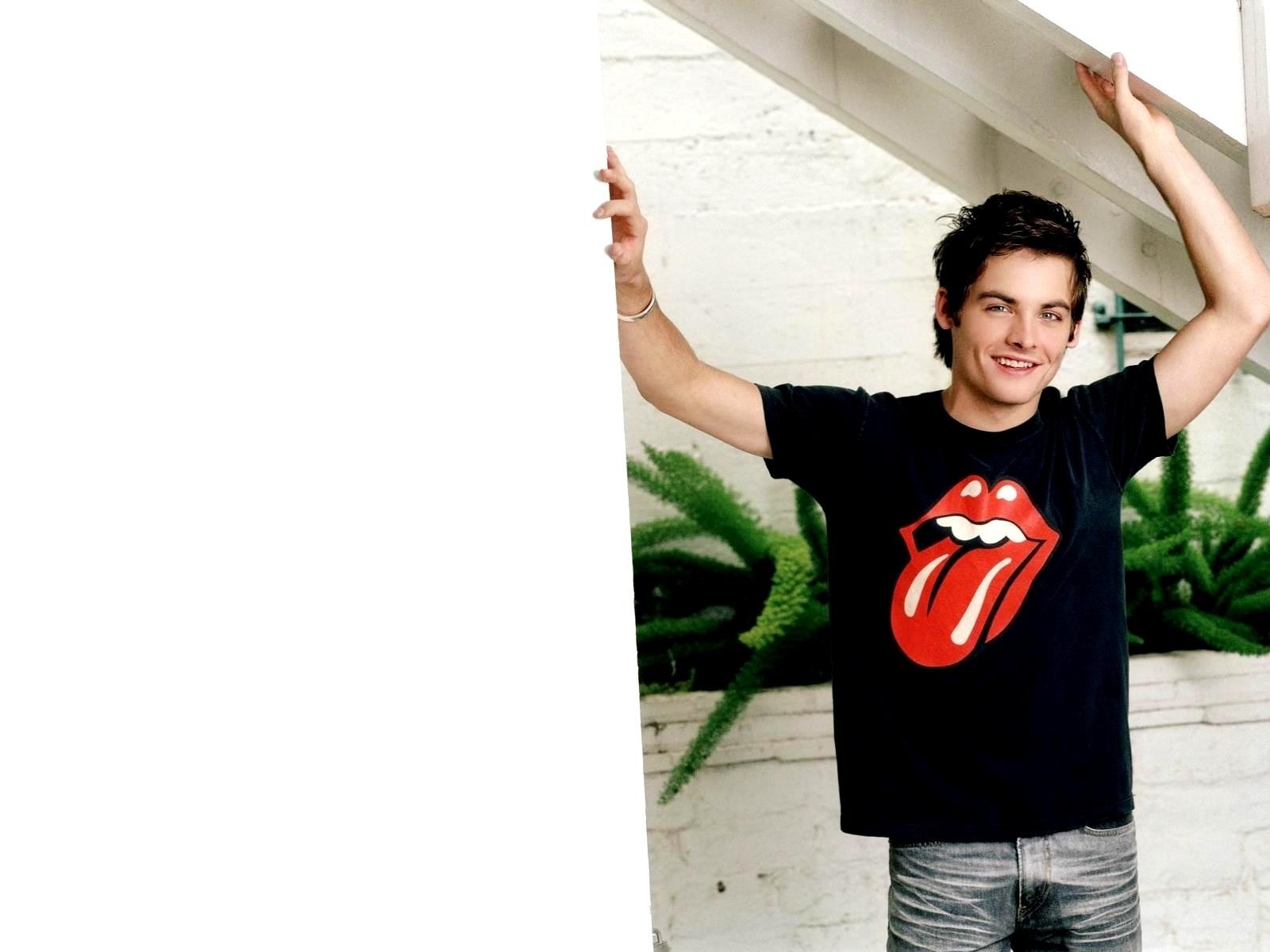 man in rolling stones t-shirt