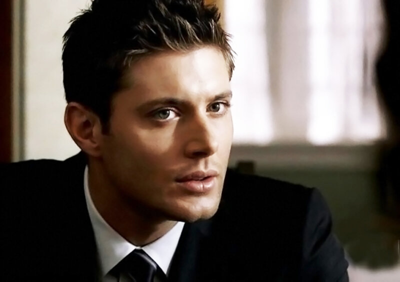 Man in Suit Looking — Black