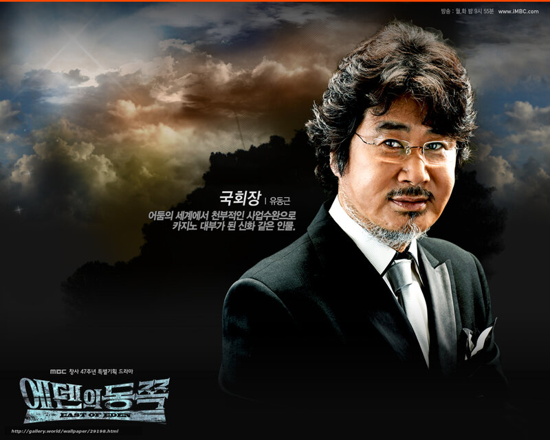 Man in Suit with Glasses — Black