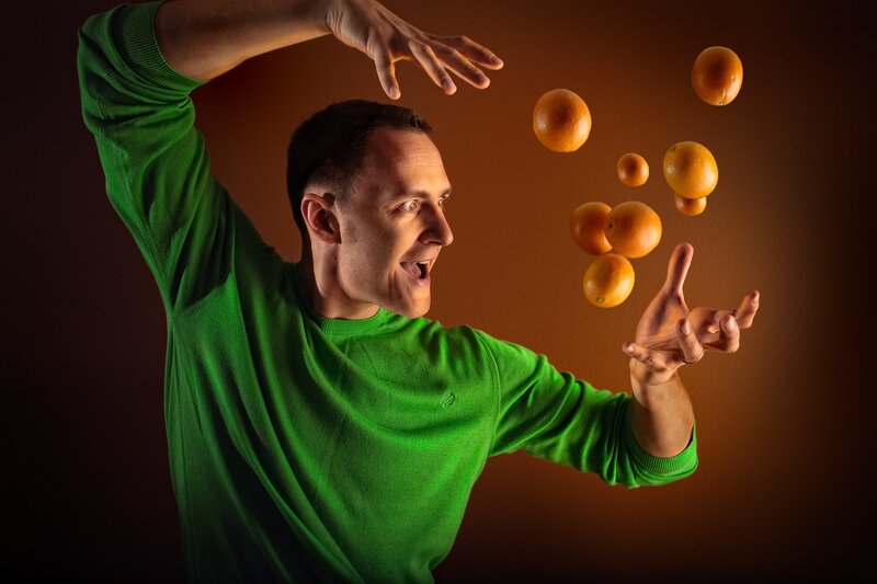 Man juggling oranges
