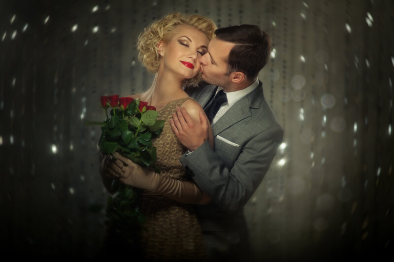 Man Kissing Woman — Gray