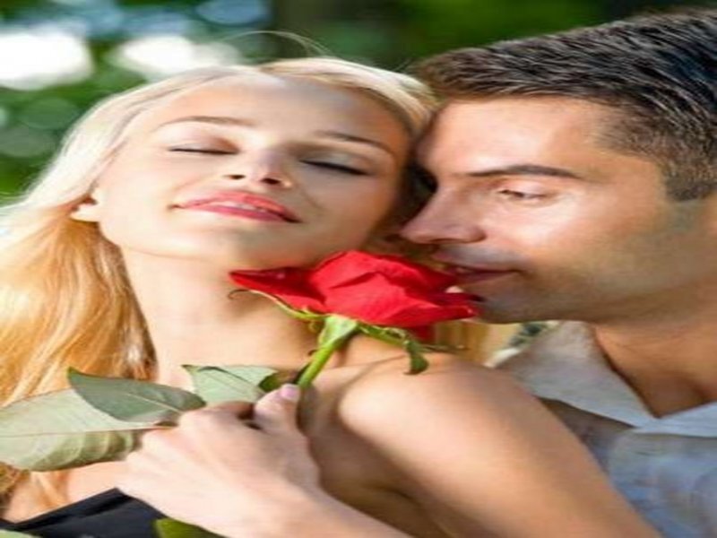 Man Kissing Woman — Red