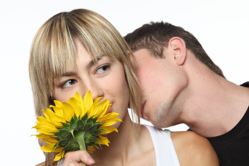 Man Kissing Woman — Yellow