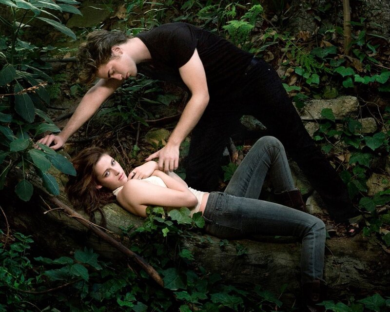 Man Leaning over Woman — Green