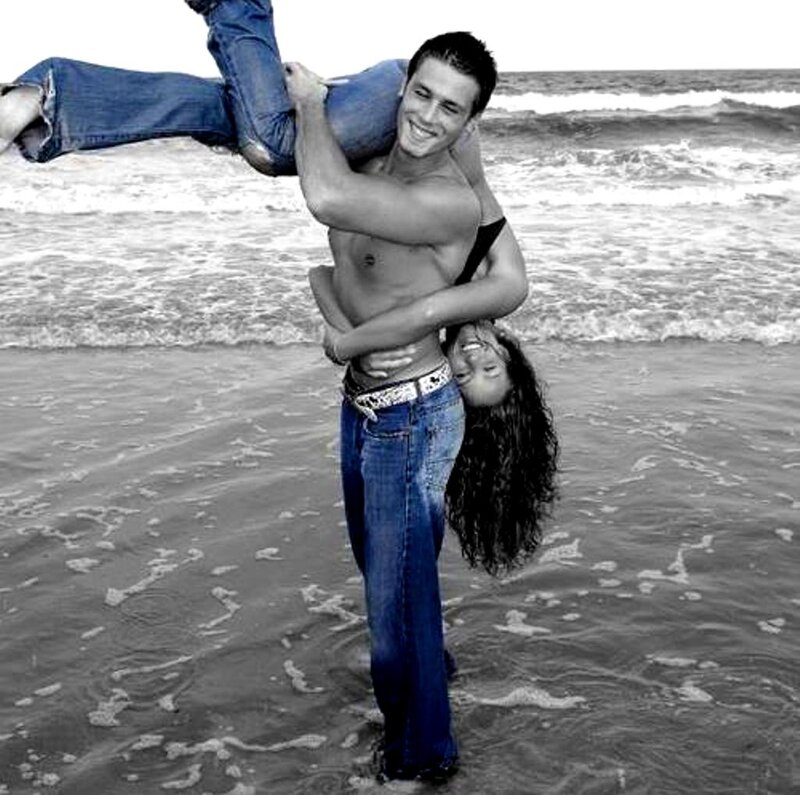 Man Lifting Woman — Black