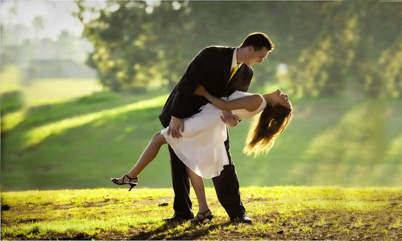 Man Lifting Woman — Green