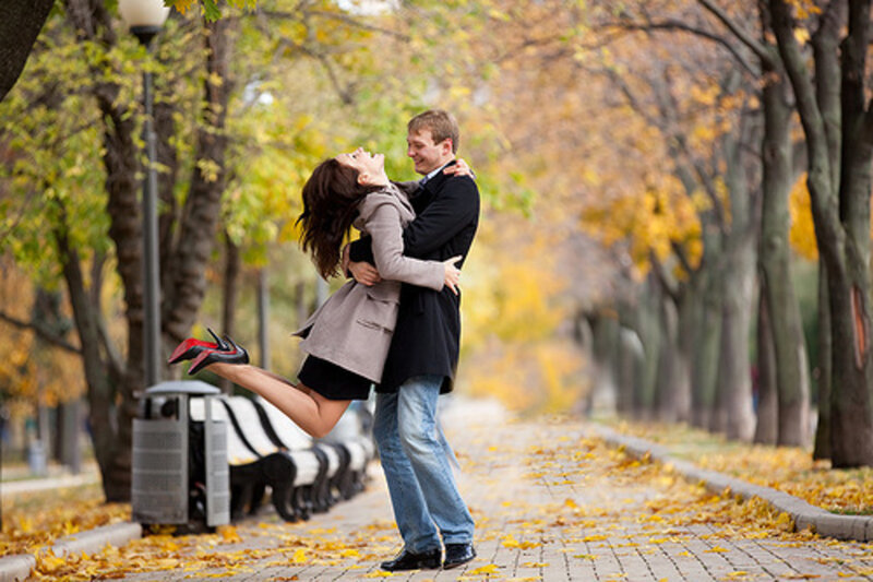 Man Lifting Woman — Yellow