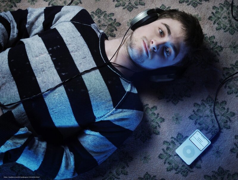 man listening to music on ipod