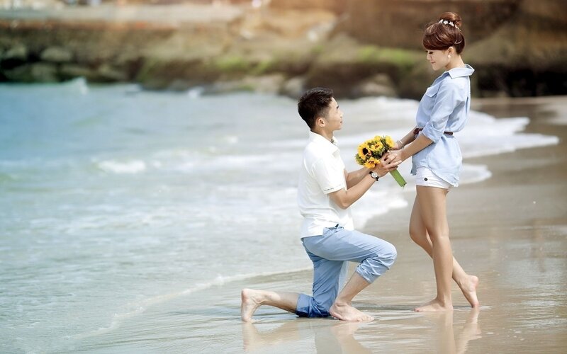 Man Proposing to Woman — Blue, Romantic