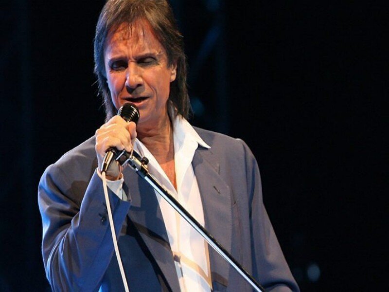 Man Singing into Microphone — Blue, Performing