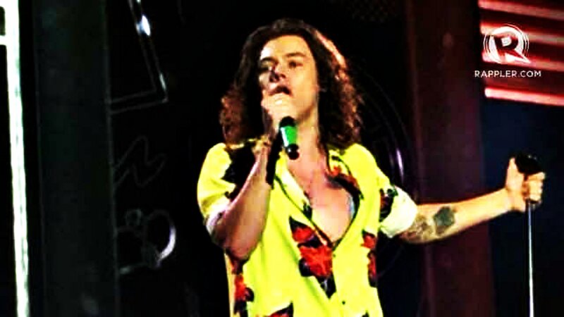 Man Singing on Stage — Yellow, Energetic