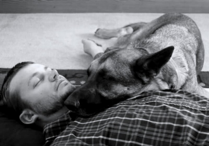 Man Sleeping with Dog — Black
