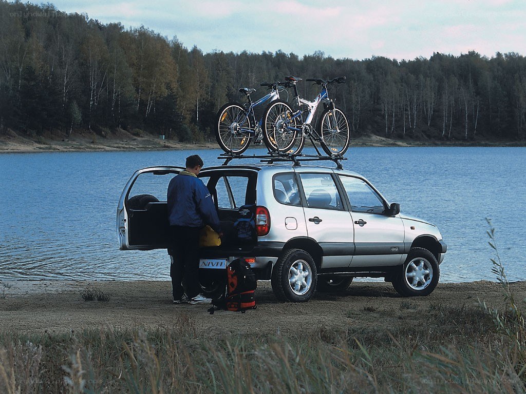 Man with bikes on car roof