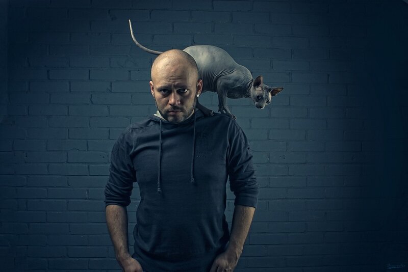 Man with cat on shoulder