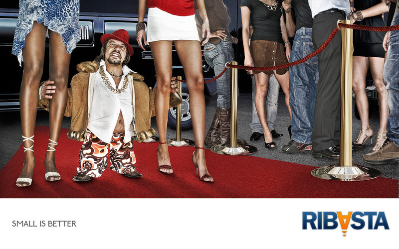 Man with Dwarfism on Red Carpet — Dramatic