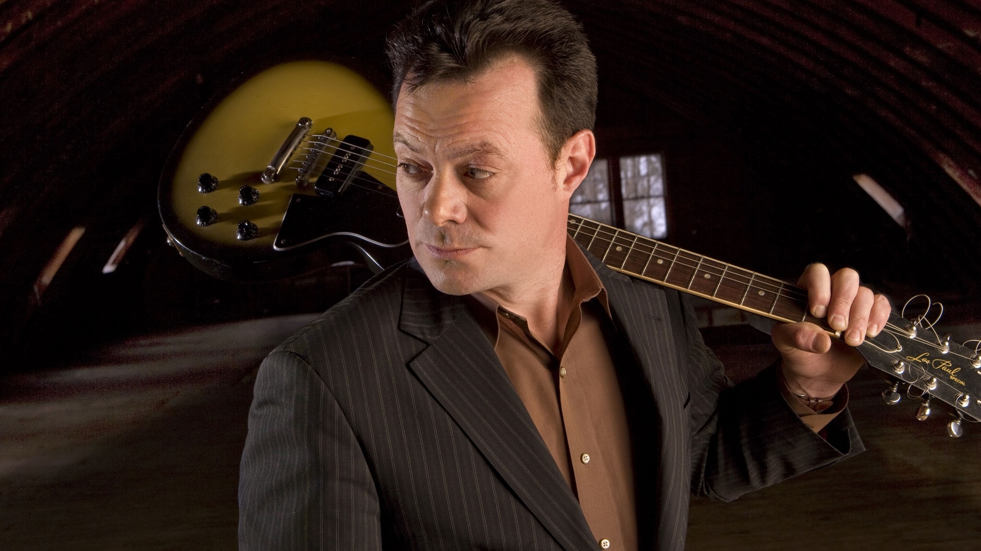 Man with electric guitar