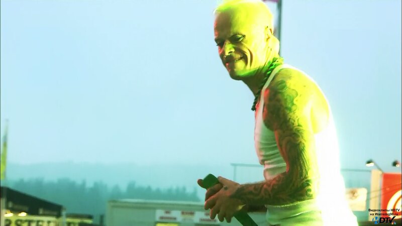 Man with Tattoos on Stage — Green