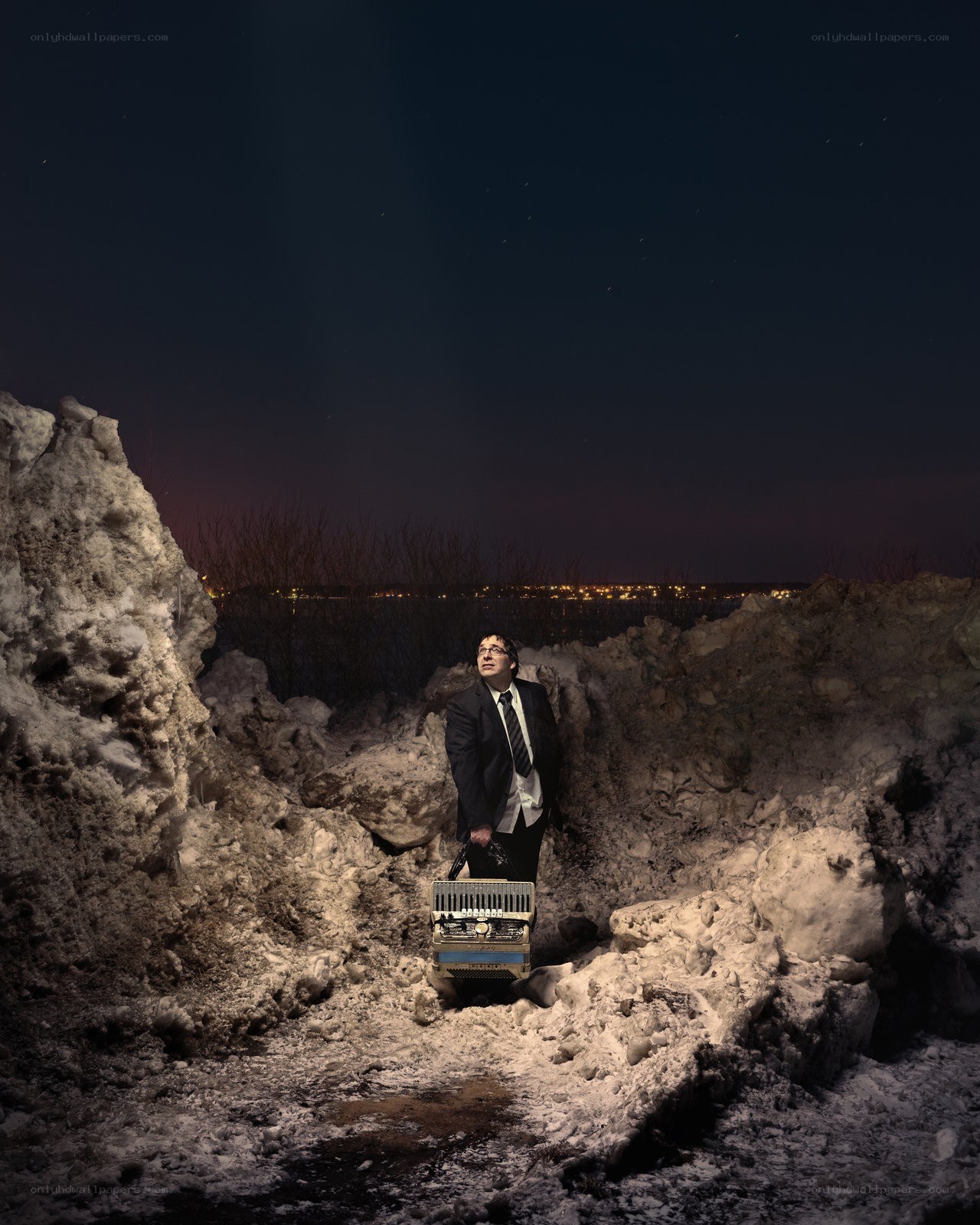 Man with typewriter in snowy trench