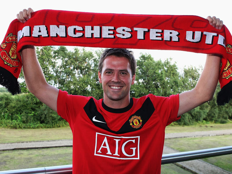manchester united player with scarf