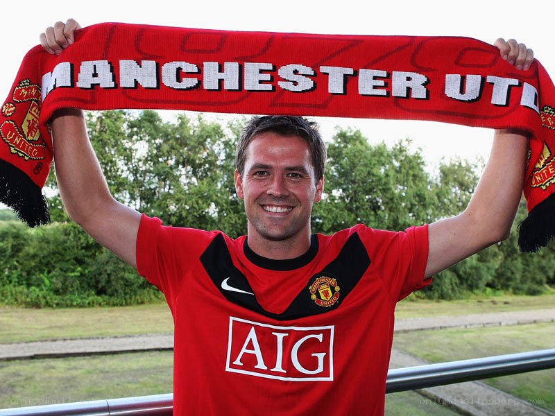 manchester united player with scarf