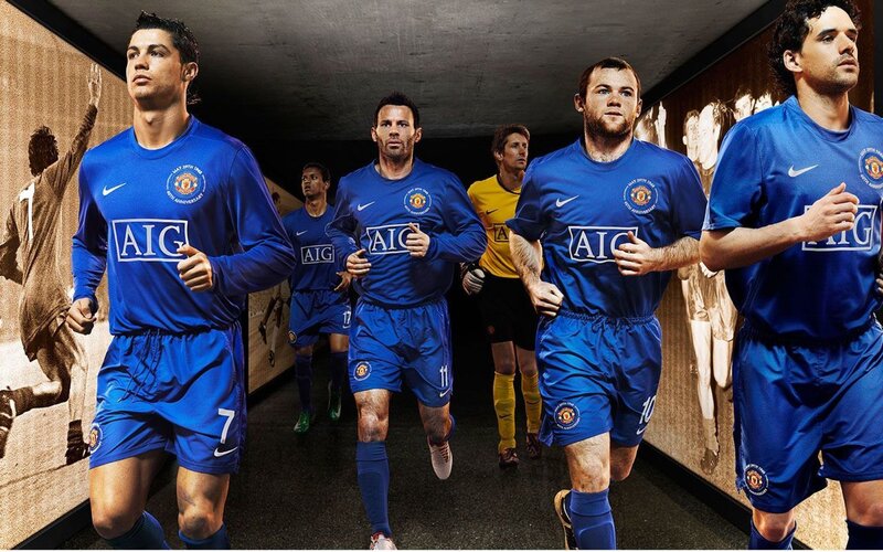 Manchester United players in tunnel
