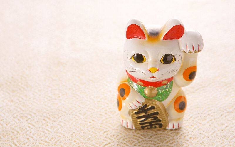 Maneki-neko Figurine — White