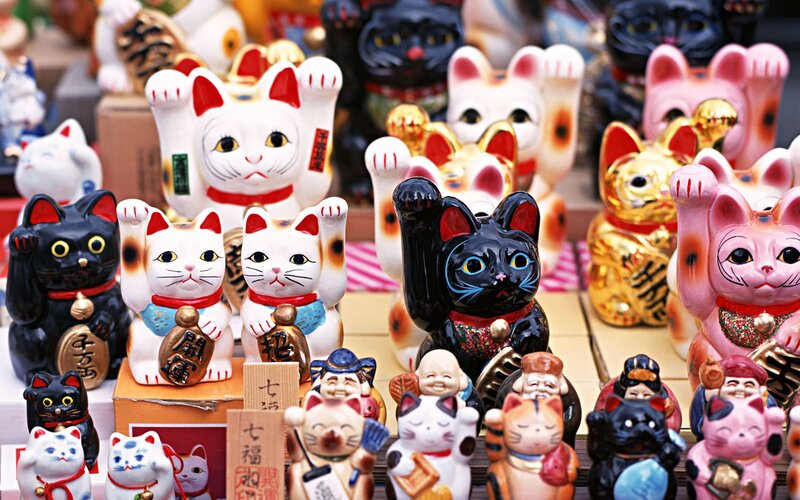 Maneki-neko figurines for sale