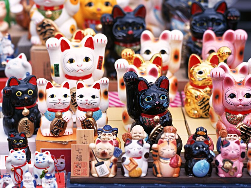 Maneki-neko figurines for sale