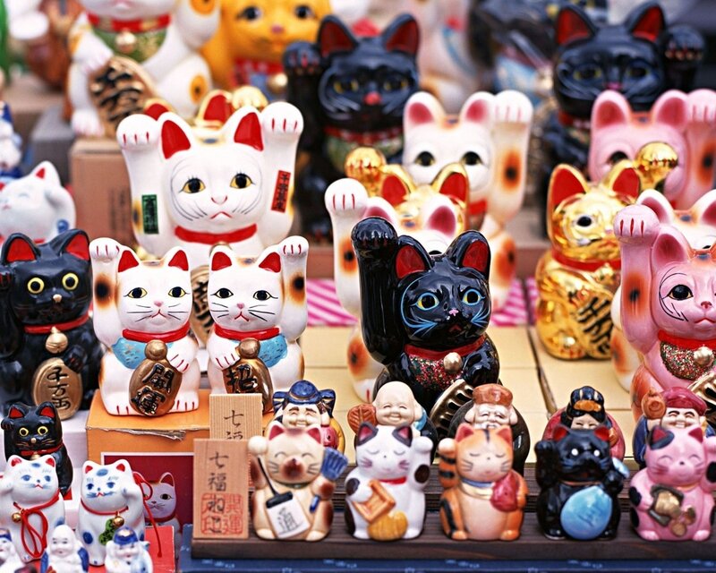 Maneki-neko figurines for sale
